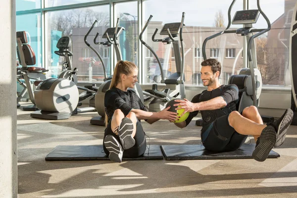 Man en vrouw doen elektromusculaire stimulatie training in een m — Stockfoto