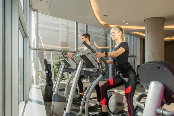 Stepper cardiotraining in een moderne fitnessruimte — Stockfoto