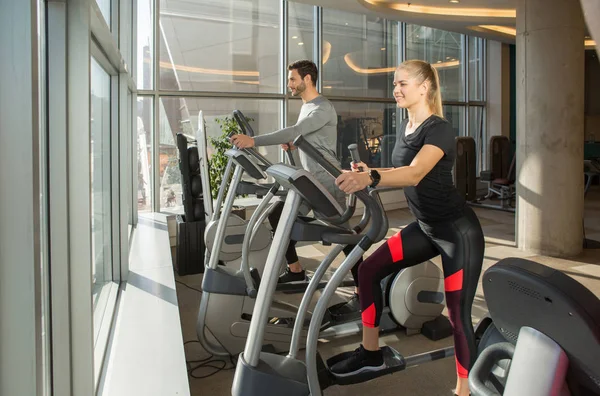 Stepper cardiotraining in een moderne fitnessruimte — Stockfoto