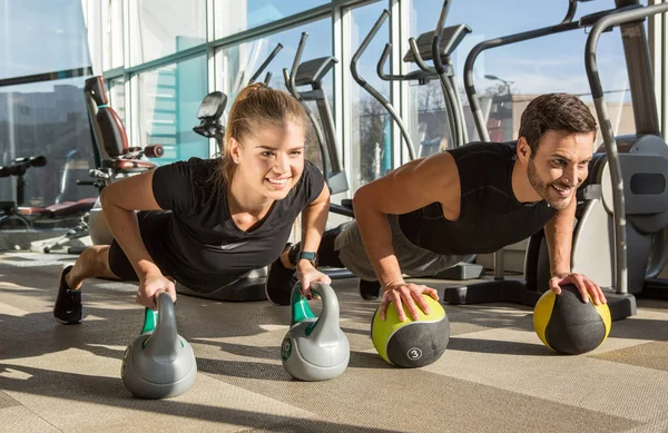 Knappe koppel workout samen in moderne sportschool — Stockfoto