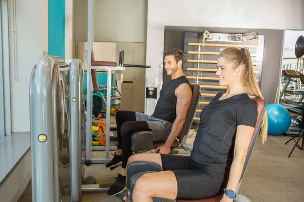 Séance d'entraînement couple beau ensemble dans la salle de gym moderne — Photo