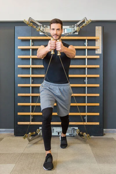Full body kabel kladka stroj cvičení v tělocvičně — Stock fotografie