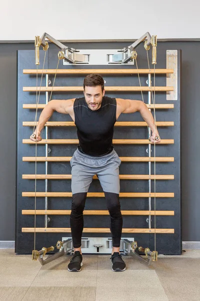 Treino de máquina de polia de cabo de corpo inteiro no ginásio — Fotografia de Stock