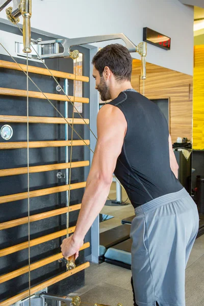 Allenamento completo della puleggia del cavo in palestra — Foto Stock