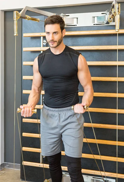 Full body kabel kladka stroj cvičení v tělocvičně — Stock fotografie