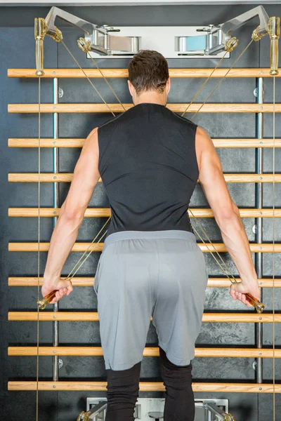 Allenamento completo della puleggia del cavo in palestra — Foto Stock