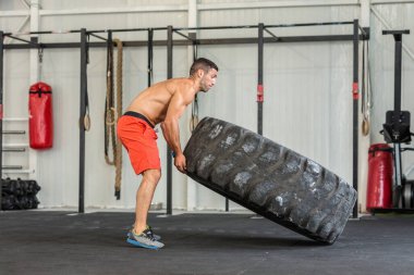 Lastik spor salonunda saygısız vücut geliştirmeci