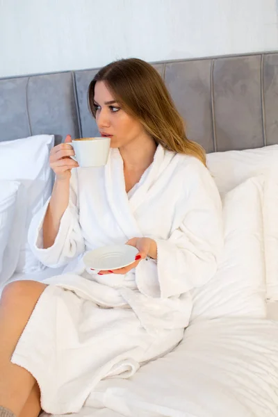 Mooie Jonge Vrouw Drinken Koffie Het Bed — Stockfoto