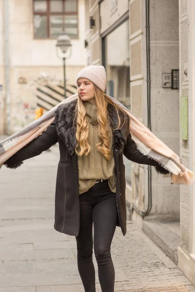 Vacker Ung Kvinna Vinter Höst Outfit Promenader Staden Gatan — Stockfoto