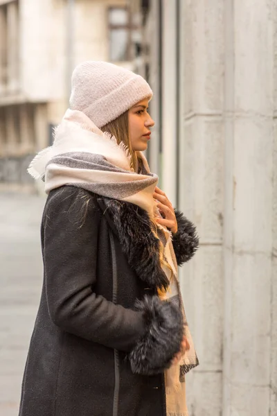 Vacker Ung Kvinna Vinter Höst Outfit Tittar Skyltfönstret — Stockfoto