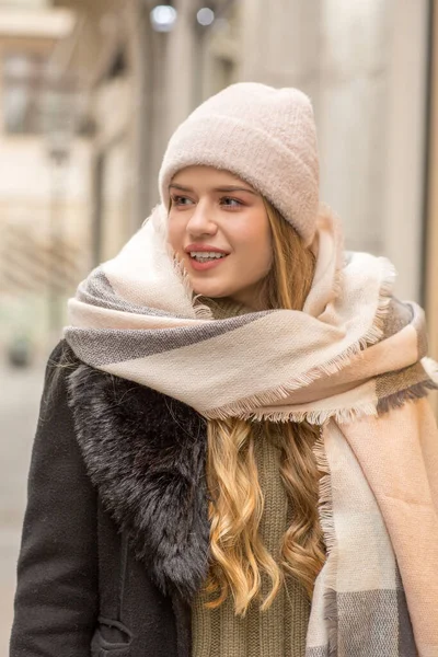 Hermosa Mujer Joven Invierno Traje Otoño Caminando Calle Ciudad — Foto de Stock