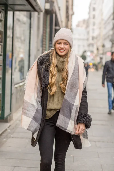 Vacker Ung Kvinna Vinter Höst Outfit Promenader Staden Gatan — Stockfoto