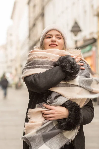 Hermosa Mujer Joven Invierno Traje Otoño Caminando Calle Ciudad — Foto de Stock