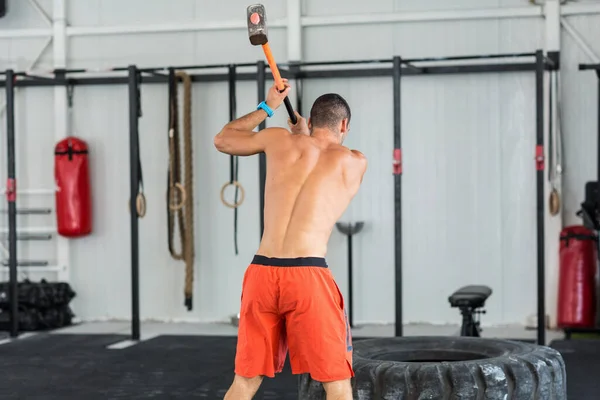 Sport Fitness Man Hitting Tractor Tire Sledgehammer — Stock Photo, Image