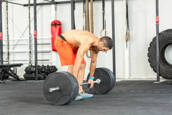 Man Tyngdlyftning Skivstång Gym — Stockfoto