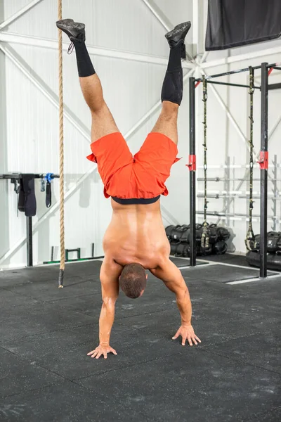 Sport Fitness Muž Dělá Ruční Chůze Cvičení Tělocvičně — Stock fotografie