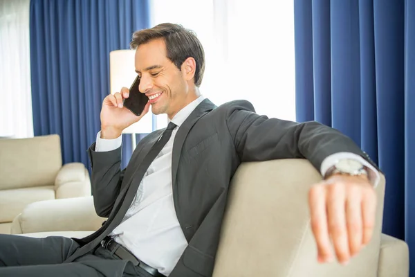 Homme Affaires Parlant Sur Téléphone Portable Dans Chambre Hôtel — Photo