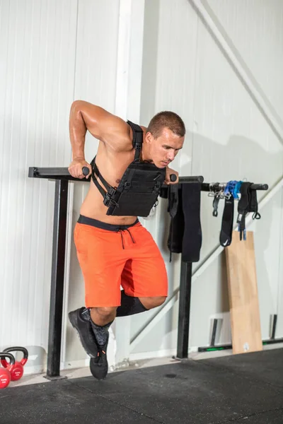 Μυώδης Άνθρωπος Κάνει Βουτιές Στο Στήθος Άσκηση Στο Γυμναστήριο — Φωτογραφία Αρχείου