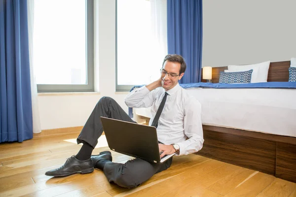 Zakenman Heeft Videogesprek Zijn Hotelkamer — Stockfoto