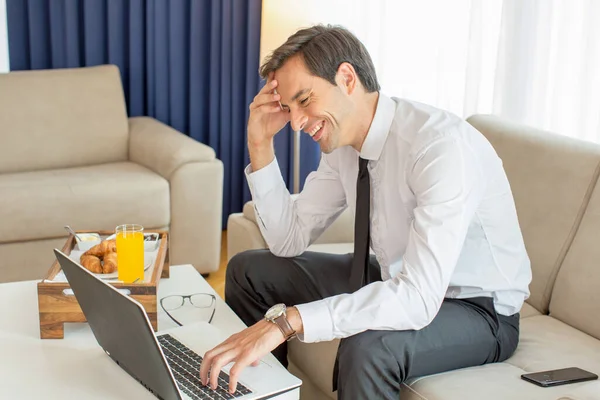 Zakenman Heeft Videogesprek Zijn Hotelkamer — Stockfoto