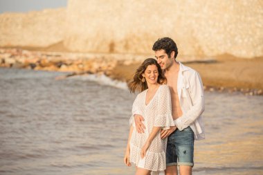 Mutlu çift sahilde yaz güneşinin tadını çıkarıyor.