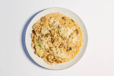 Restoran masasında servis edilen mantarlı ve peynirli risotto.
