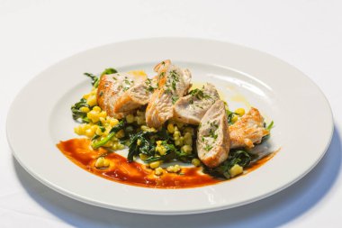 Kızarmış tavuk göğsü ve pişmiş sebze mısır ve pazı.