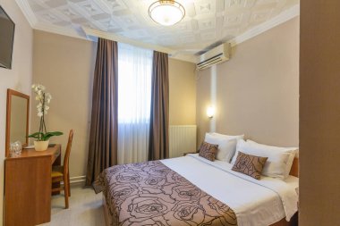 Bir otel odasının içinde.