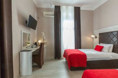 Bir otel odasının içinde.