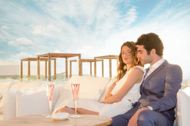 Genç çift gün batımında birlikte eğleniyor.