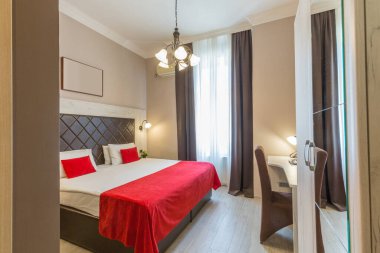 Bir otel odasının içinde.