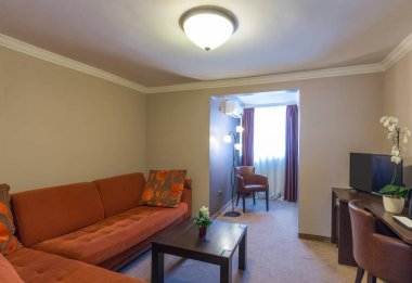 Bir otel dairesinin içinde.