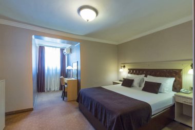 Bir otel odasının içinde.