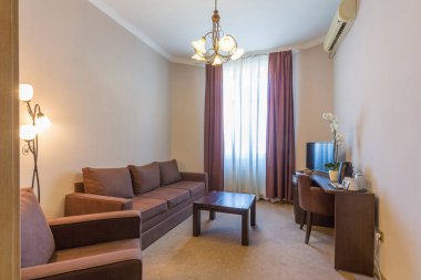 Bir otel dairesinin içinde.