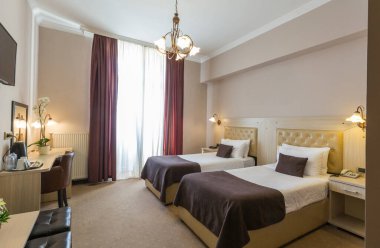 Bir otel odasının içinde.