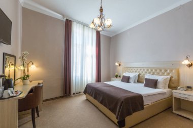 Bir otel odasının içinde.