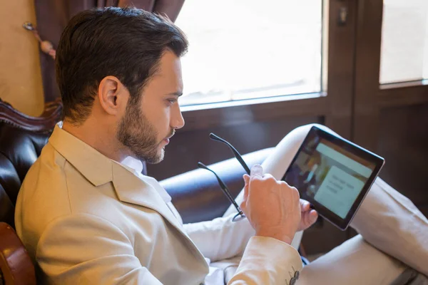 Hombre Negocios Guapo Leyendo Noticias Mañana Tableta —  Fotos de Stock