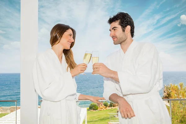 Jeune Couple Peignoir Relaxant Boire Champagne — Photo