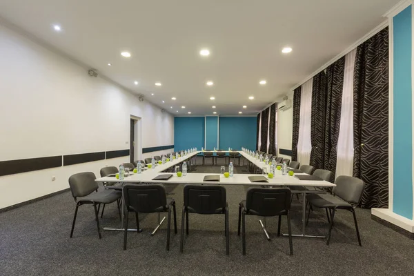 Interieur Van Een Conferentieruimte Hotel Klaar Voor Een Vergadering — Stockfoto