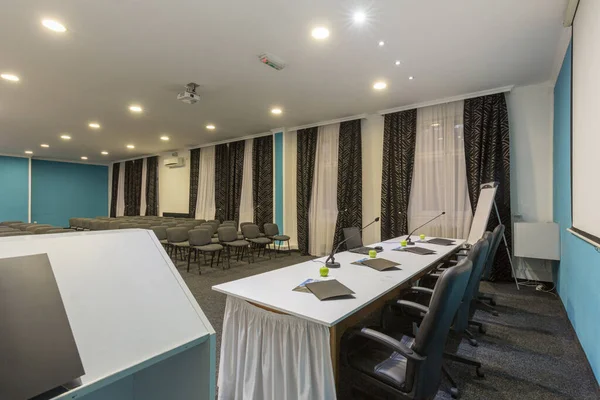 Interieur Van Een Conferentieruimte Hotel Klaar Voor Een Vergadering — Stockfoto