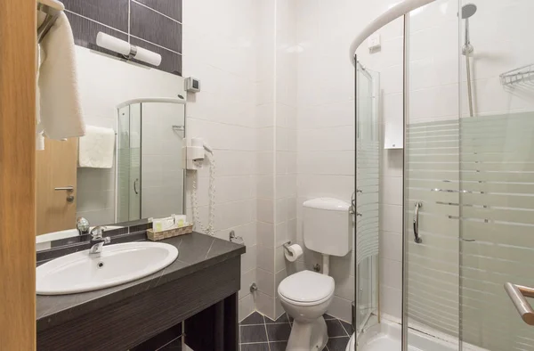 Interiér Hotelové Koupelny Skleněnou Sprchovací Kout — Stock fotografie