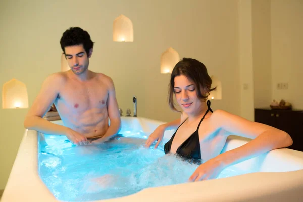 年轻夫妇在健康中心浴缸里放松 — 图库照片