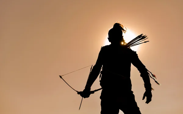 Лучник человек и охота со стрелами — стоковое фото