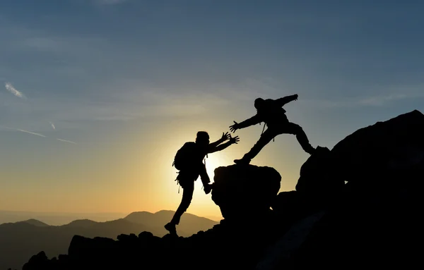 Mountain Climbing & partnership — Stockfoto