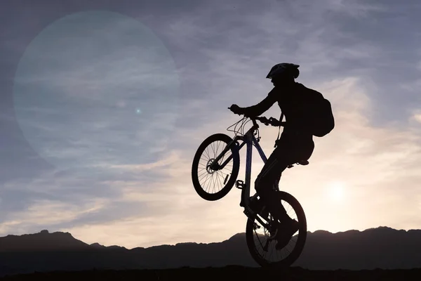 Faire du vélo dans la nature.Vélo profiter du coucher du soleil . — Photo