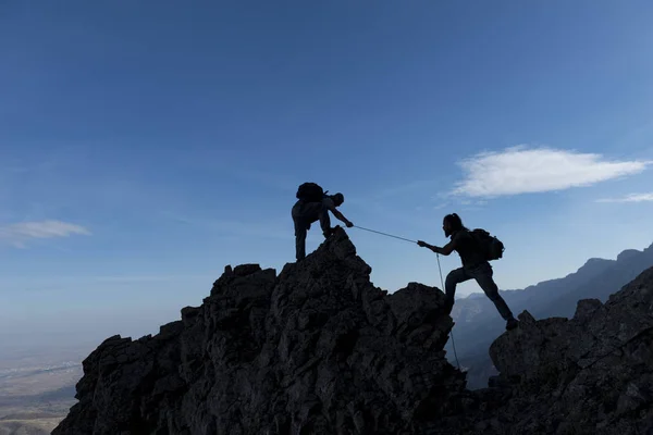 Trabajo en equipo en las rocas en las montañas — Foto de Stock