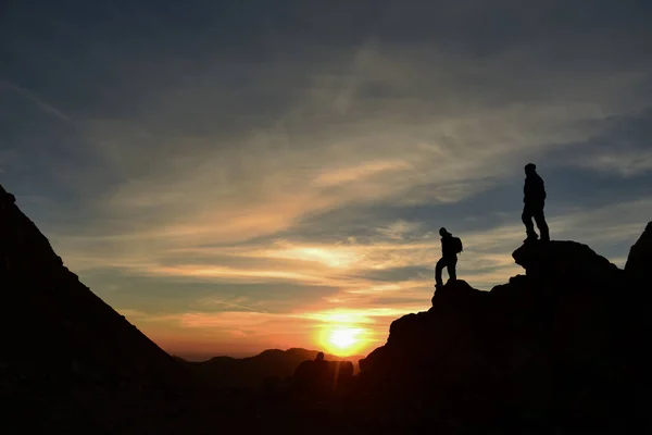 Восход солнца и альпинисты возле вершины и приятно провести время на природе — стоковое фото