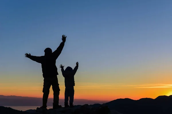 En la cumbre, padre e hijo — Foto de Stock