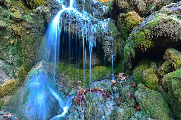 Konzept und moosiger Wasserfall — Stockfoto