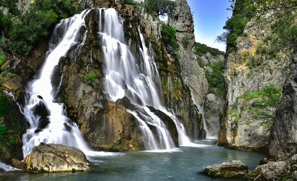 Eaux fascinantes de la cascade — Photo